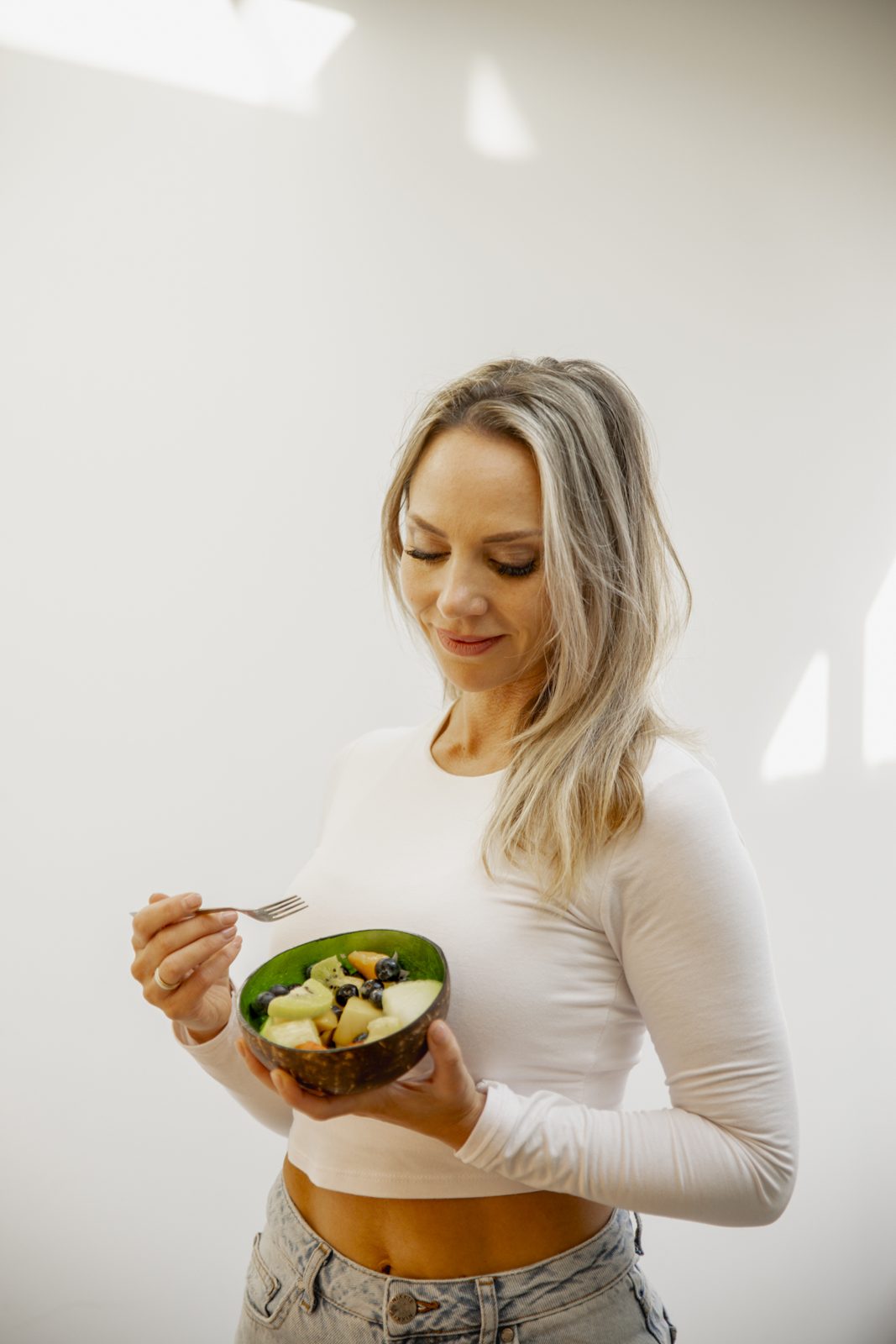 Joyce kijkt naar een kom fruit